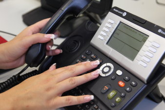 Foto: Telefon © Stadtverwaltung Erfurt Detailaufnahme vom Bedienen eines Bürotelefons auf dem Schreibtisch